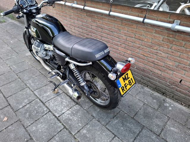moto-guzzi - v-7-classic