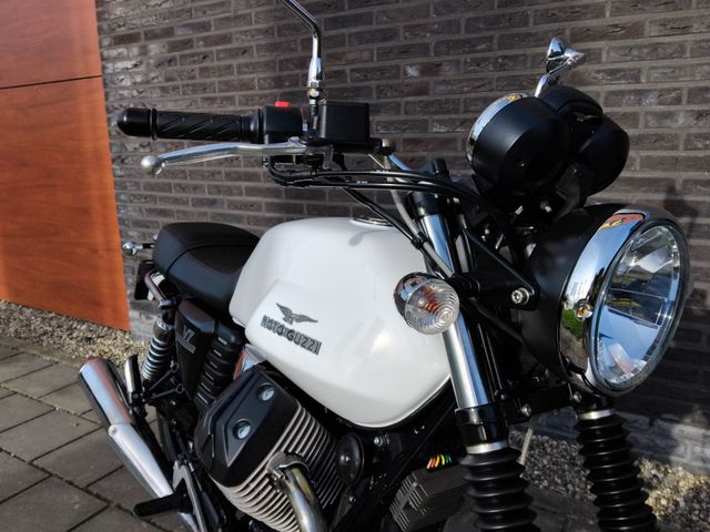 moto-guzzi - v-7-stone