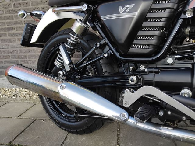 moto-guzzi - v-7-stone