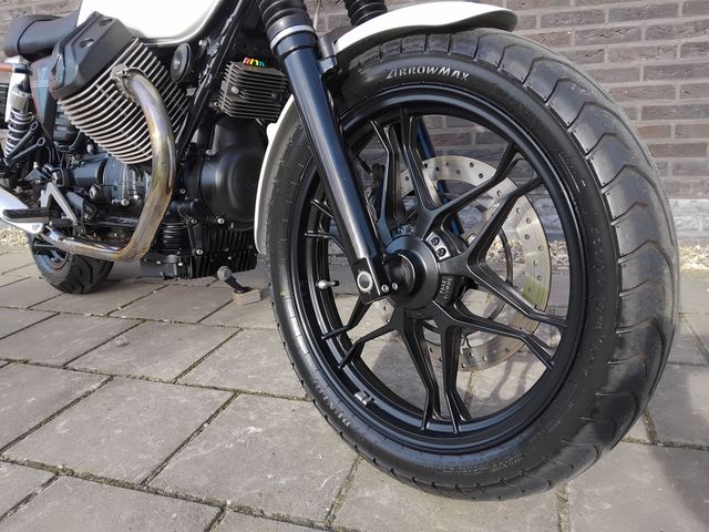 moto-guzzi - v-7-stone