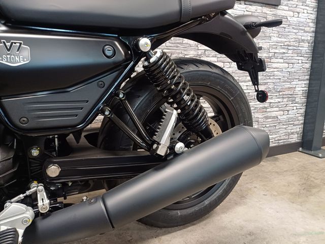 moto-guzzi - v-7-stone