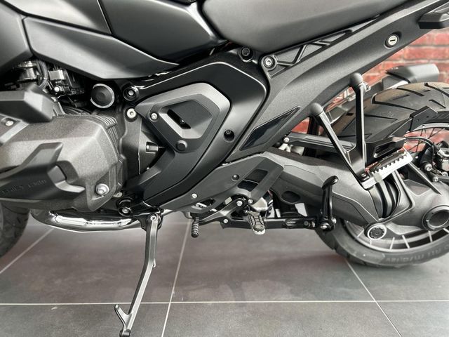 bmw - r-1300-gs-triple-black