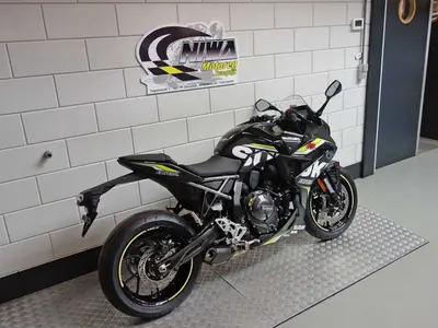 SUZUKI GSX-8R – foto 3