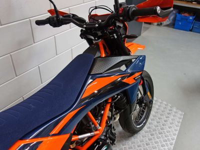 KTM 690 SMC R – foto 4