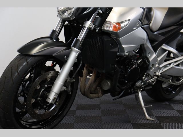 suzuki - gsr-600