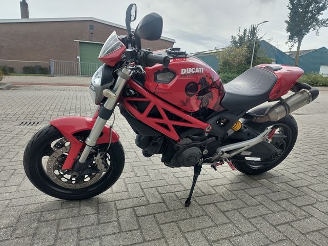 ducati - monster-696