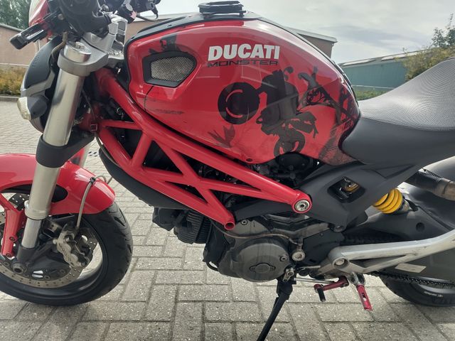 ducati - monster-696