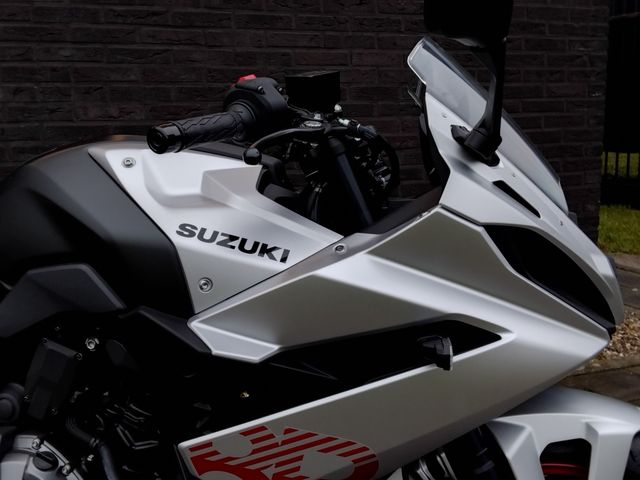 suzuki - gsx-8r