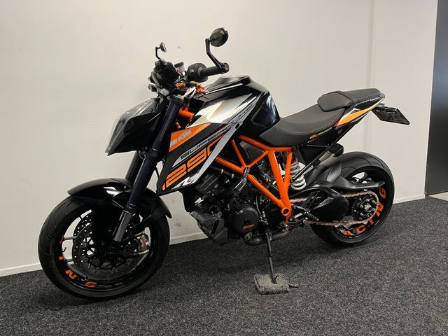 ktm - 1290-super-duke-r