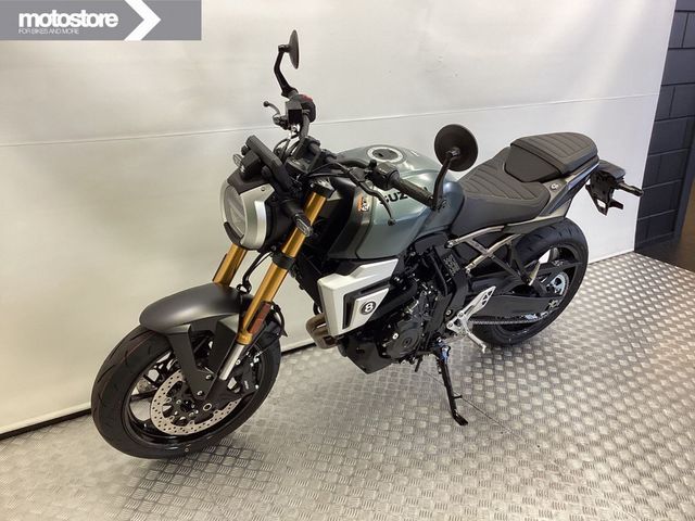 suzuki - gsx-8t