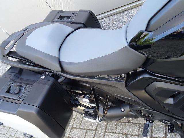 bmw - r-1300-gs-triple-black
