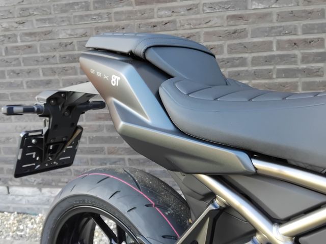 suzuki - gsx-8t