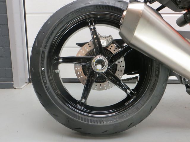 ktm - 1390-super-duke-r