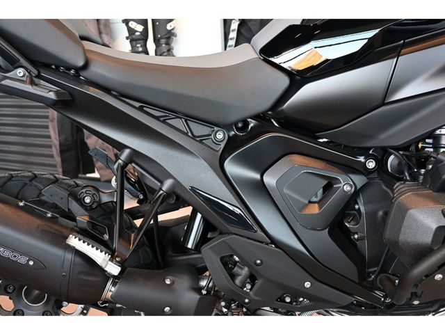 bmw - r-1300-gs-triple-black