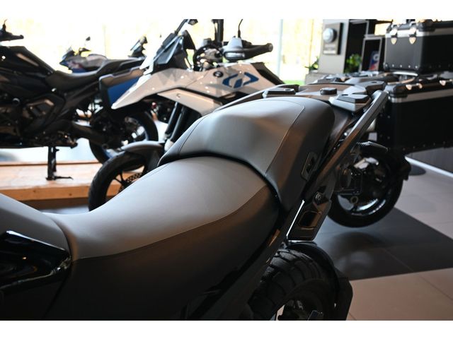 bmw - r-1300-gs-triple-black