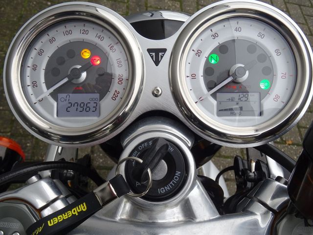 triumph - thruxton-1200-r