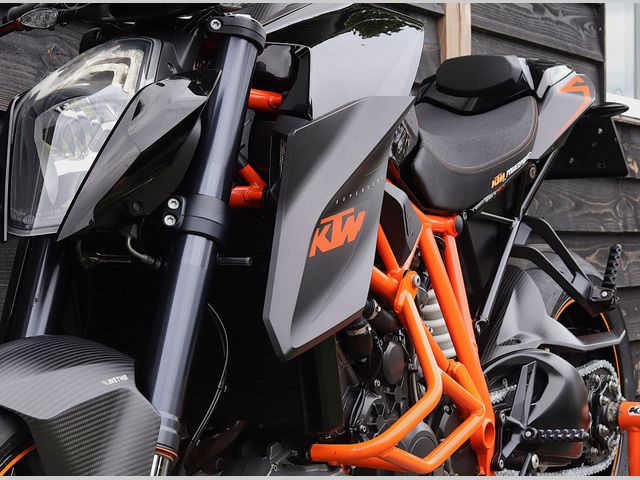 ktm - 1290-super-duke-r