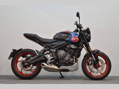 TRIUMPH TRIDENT 660 TRIPLE TRIBUTE EDITION – foto 2