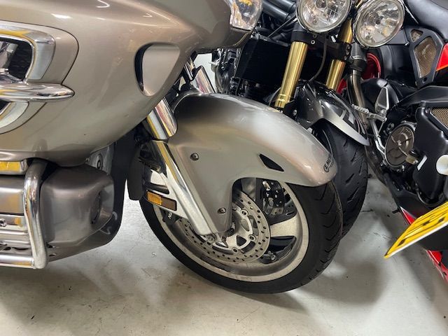 honda - gl-1800-goldwing-touring-deluxe