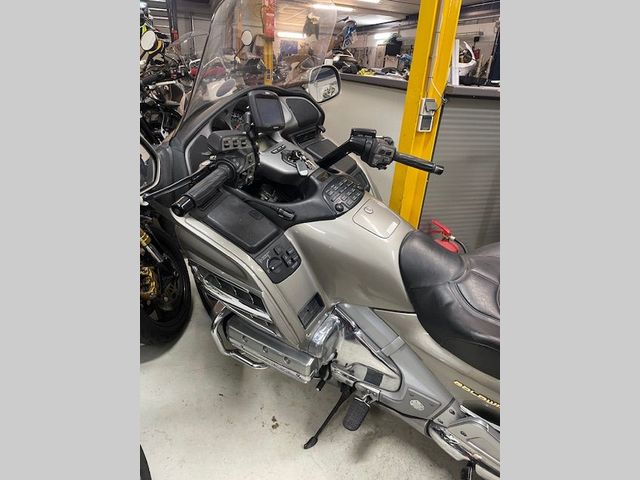 honda - gl-1800-goldwing-touring-deluxe