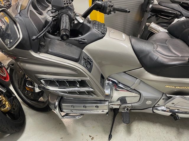 honda - gl-1800-goldwing-touring-deluxe