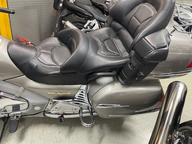 honda - gl-1800-goldwing-touring-deluxe