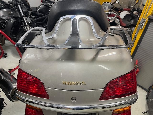honda - gl-1800-goldwing-touring-deluxe