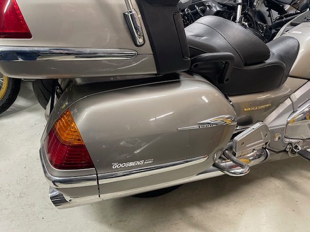 honda - gl-1800-goldwing-touring-deluxe