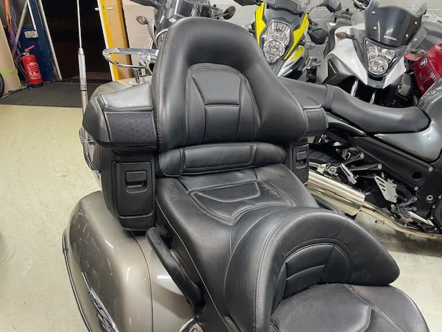 honda - gl-1800-goldwing-touring-deluxe