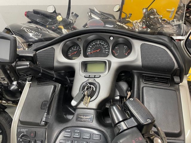 honda - gl-1800-goldwing-touring-deluxe