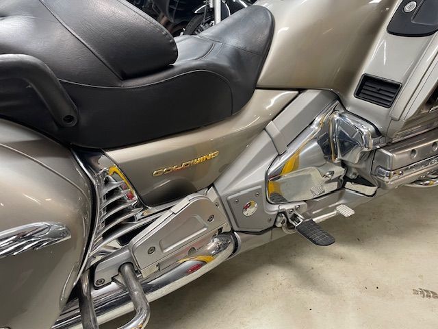 honda - gl-1800-goldwing-touring-deluxe