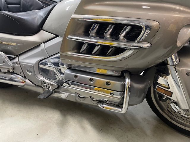 honda - gl-1800-goldwing-touring-deluxe