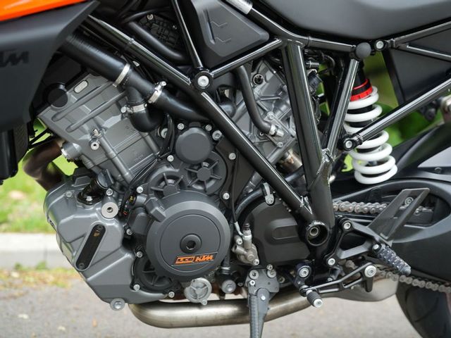 ktm - 1290-super-duke-r