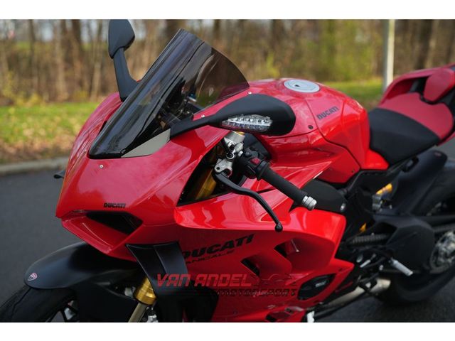 ducati - panigale-v4-s