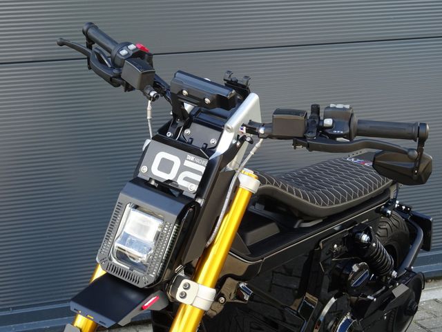 bmw - ce-02