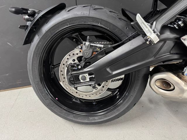 triumph - trident-660