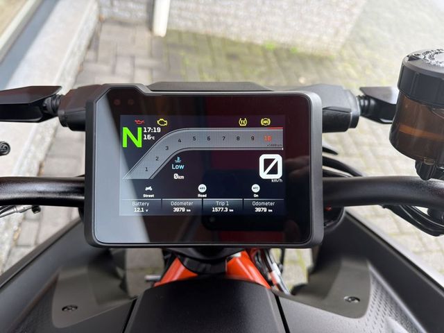 ktm - 1390-super-duke-r