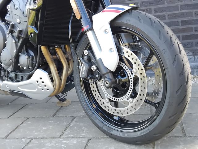 triumph - trident-660