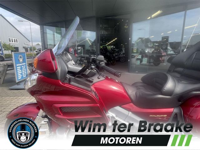 honda - gl-1800-goldwing-touring-deluxe