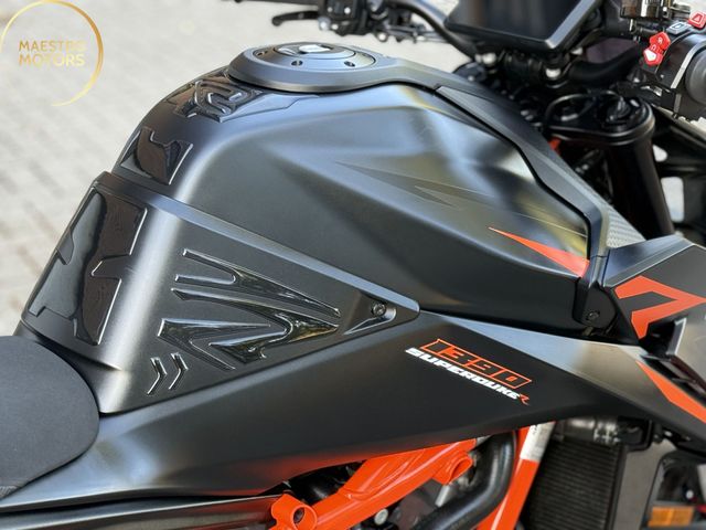 ktm - 1390-super-duke-r-evo