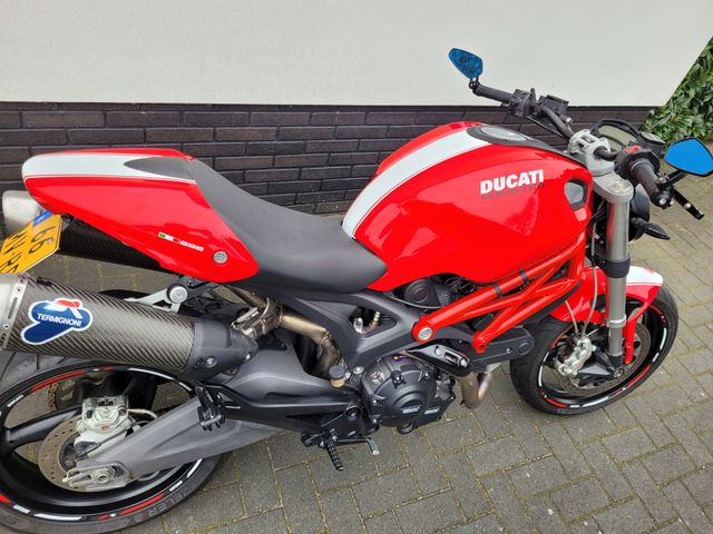 ducati - monster-696