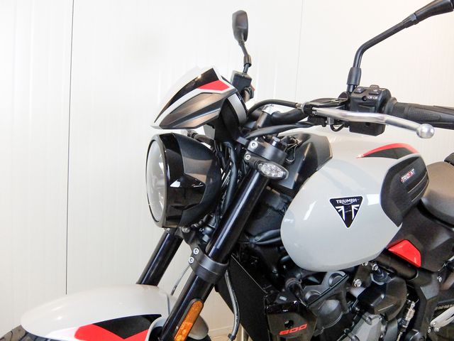 triumph - trident-800