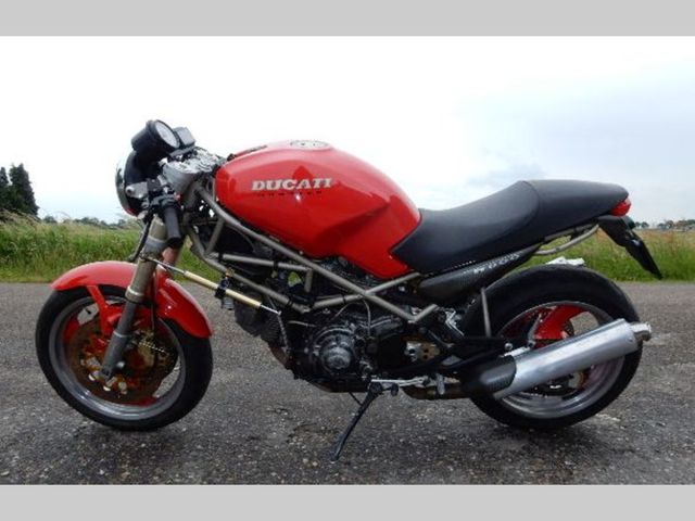 ducati - m-900-monster