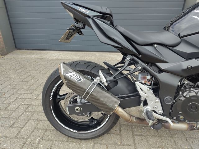 suzuki - gsr-750