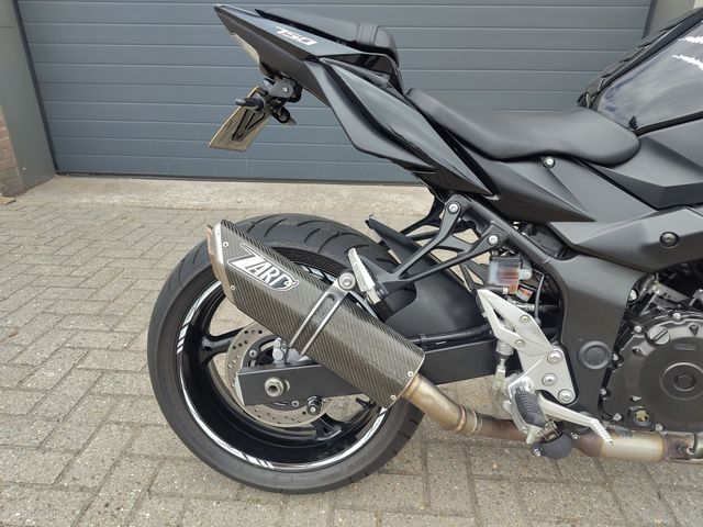 suzuki - gsr-750