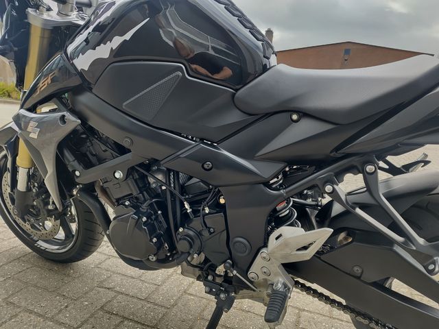 suzuki - gsr-750