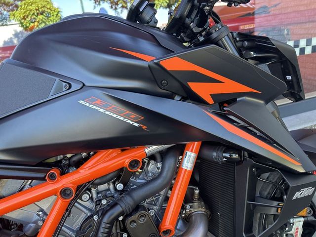ktm - 1390-super-duke-r