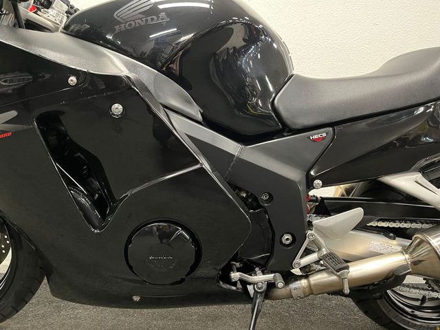 honda - cbr-1100--xx-super-blackbird