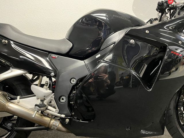 honda - cbr-1100--xx-super-blackbird