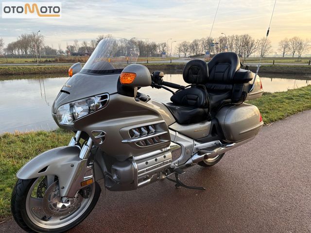 honda - gl-1800-goldwing-touring-deluxe